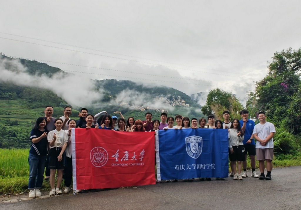 实践团在绿春县大山中的乡村山路上。受访单位供图